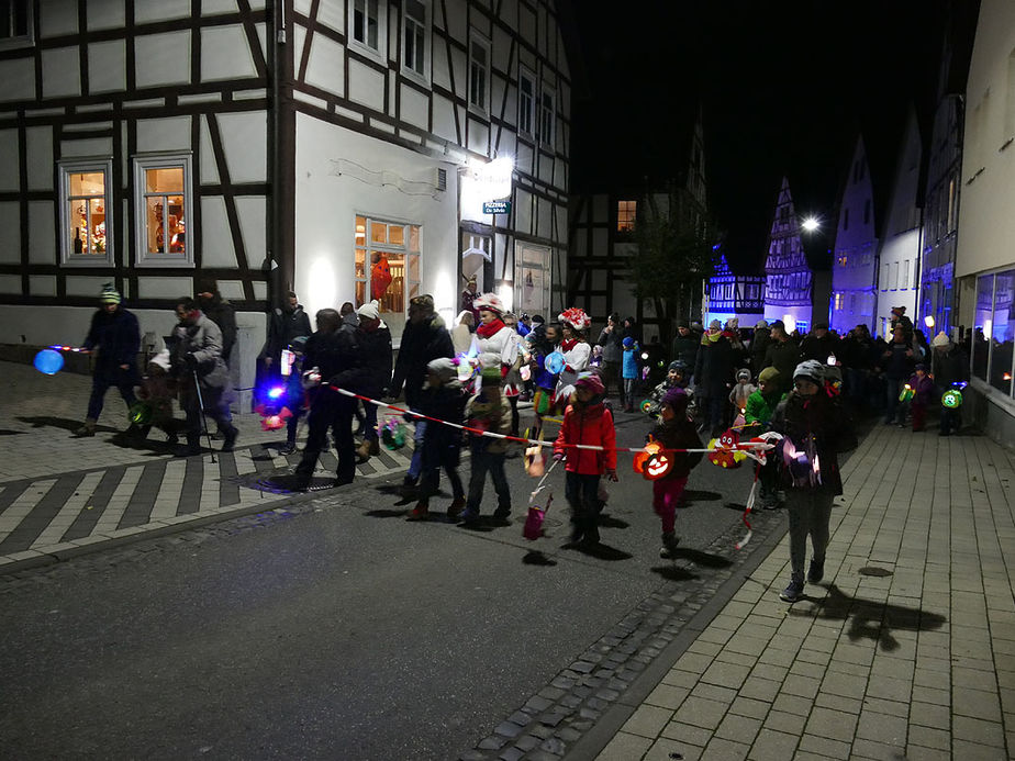 Sankt Martin Laternenumzug durch die Stadt (Foto: Karl-Franz Thiede)